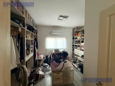 Casa en Alquiler con 2 cocheras