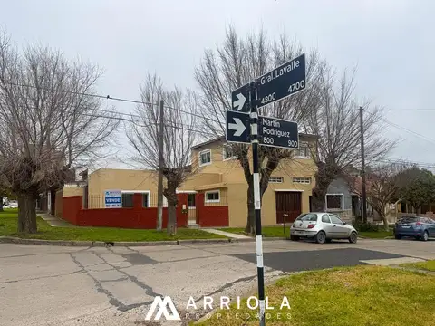 Local + 2 departamentos de 3 ambientes. Venta en BLOCK. Barrio San Carlos