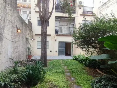 DEPARMENTO CASEROS CENTRO-2 AMB CON PATIO,QUINCHO Y FONDO LIBRE INDEPENDIENTE.