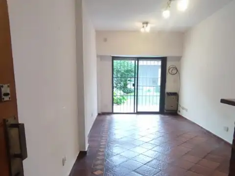 DEPARMENTO CASEROS CENTRO-2 AMB CON PATIO,QUINCHO Y FONDO LIBRE INDEPENDIENTE.
