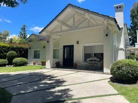 Casa 4 ambientes con 2 baños