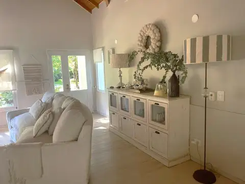 Casa en Venta en Solar Del Bosque, USD 225.000