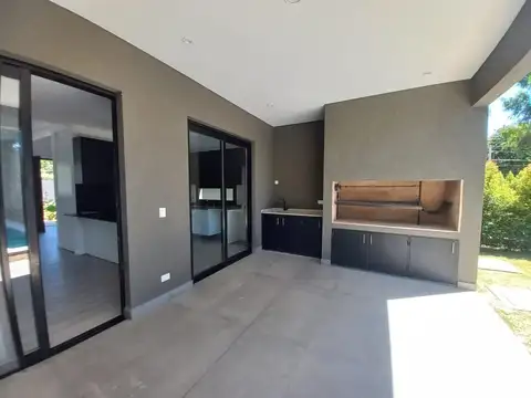 CASA en VENTA en VILLA ELVIRA - PACHECO - JARDÍN Y PILETA 