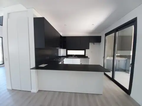Casa 4 ambientes con 5 baños