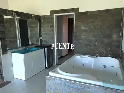Casa en Alquiler con 1 cochera