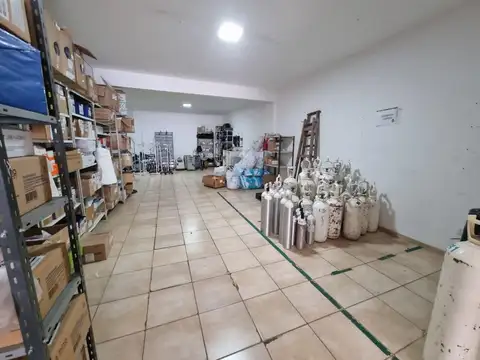 Local comercial en venta 3 niveles con ascensor y terraza Echesortu