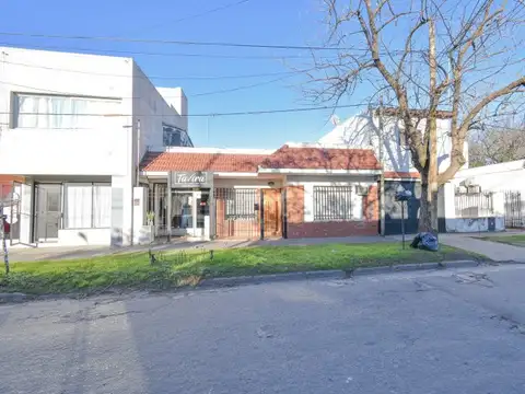 Casa céntrica en la ciudad de Funes, 2 dormitorios + local.