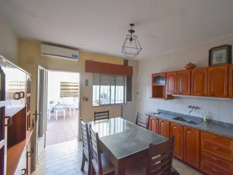 Casa céntrica en la ciudad de Funes, 2 dormitorios + local.