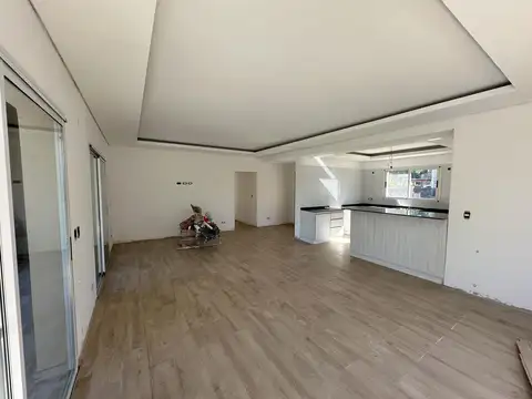 Casa en Venta A estrenar. 3 dormitorios. Patio con galería y parrilla. Parque Sakura