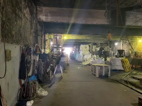 GALPON EN 3 PLANTAS 1800 m2 cubiertos 300 m2 descubiertos