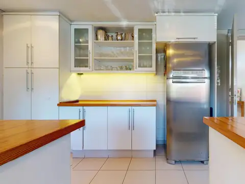 Casa en Venta con 3 cocheras