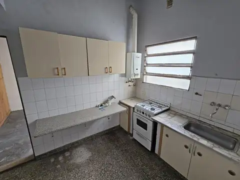 Casa 6 ambientes con 2 baños