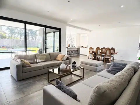 Casa en Venta con 4 cocheras