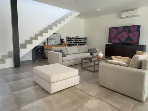 Casa en Venta con 4 cocheras