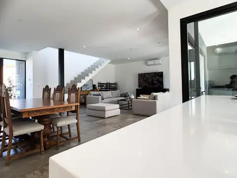 Casa 5 ambientes con 4 baños