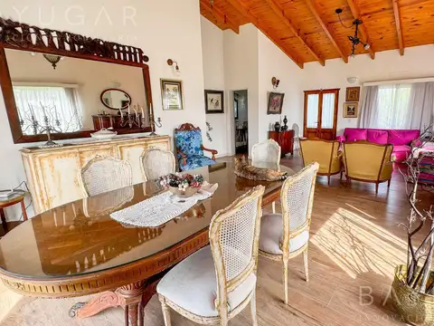 Casa en Alquiler con 2 cocheras