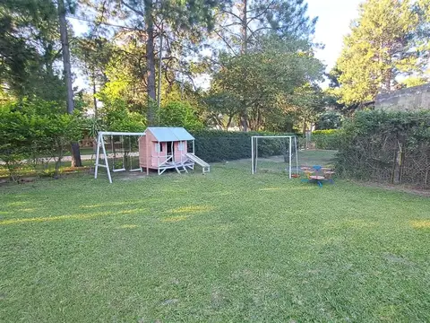 HERMOSA QUINTA CON PISCINA Y GRAN PARQUE EN ARROYO LEYES –