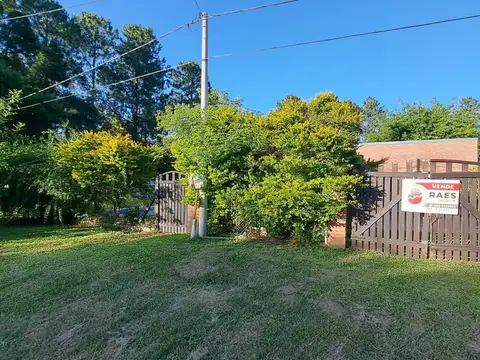 HERMOSA QUINTA CON PISCINA Y GRAN PARQUE EN ARROYO LEYES –