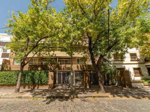 Ideal departamento en venta con cochera en pleno centro de San Isidro, cerca de todo.