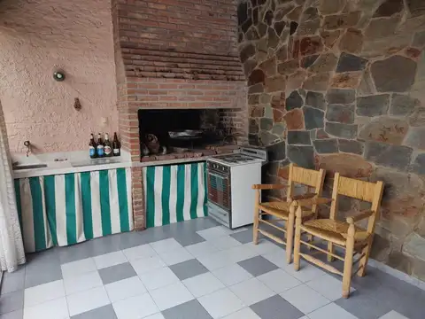 Casa 2 dormitorios garage patio quincho Azcuenaga