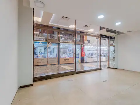 FLORIDA Y CORRIENTES. 5,60 de vidriera a metros de la entrada de Florida de Galeria Central