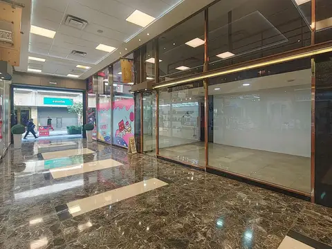 FLORIDA Y CORRIENTES. 5,60 de vidriera a metros de la entrada de Florida de Galeria Central
