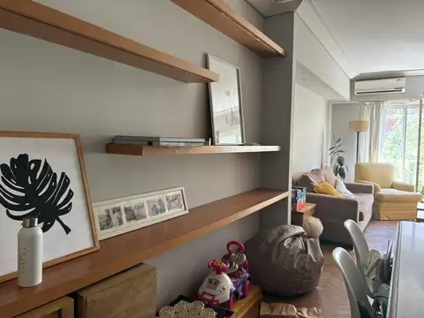 Frente, cochera, buena distribución, baños y cocina modernos