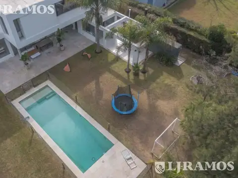 Casa en Alquiler con 2 cocheras