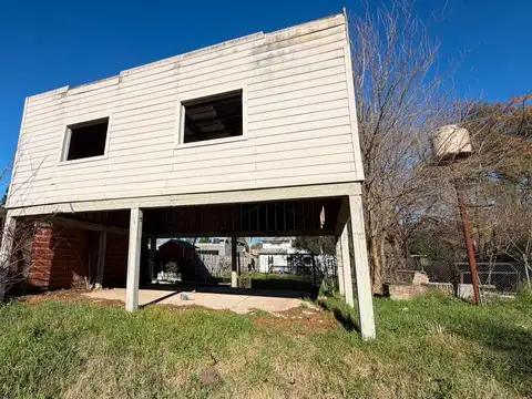 LOTE CON CONSTRUCCION EN BARRIO PIONEROS