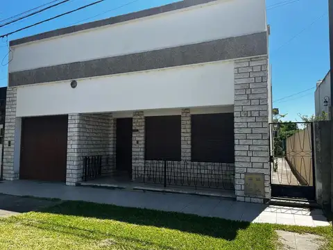 Casa de 8 Ambientes con Estudio, Terraza y Cochera