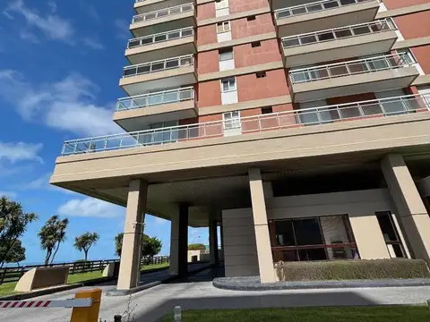 SEMIPISO FRENTE AL MAR EN PLAYA GRANDE-VISTA UNICA  