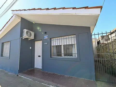 Casa 2 dormitorios con patio y cochera