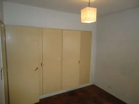 DEPTO AMPLIO EN BUEN ESTADO HOMERO Y RIVADAVIA. BAJAS EXPENSAS. 1RO  POR ESCALERA