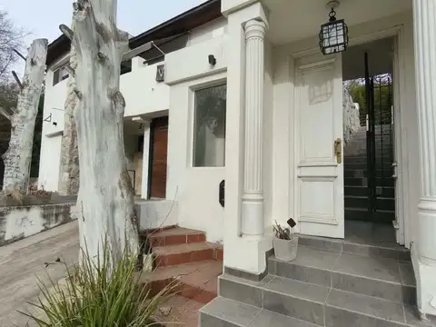 Casa en Venta con 3 cocheras
