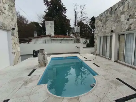 VENTA CASA DE CATEGORÍA CON PILETA - ALTA GRACIA