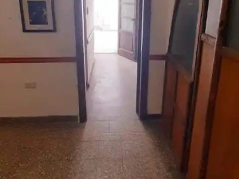 Casa 10 ambientes con 4 baños