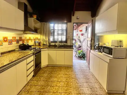 Casa en Venta con 4 cocheras