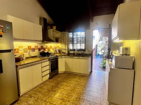 GRAN PROPIEDAD EN VENTA! Casa + Departamento en B° Granja de Funes