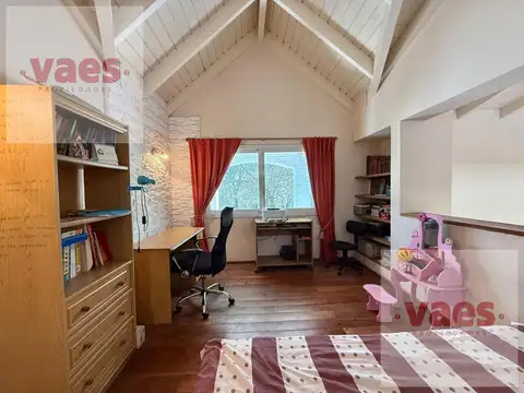 Casa en Alquiler con 3 cocheras