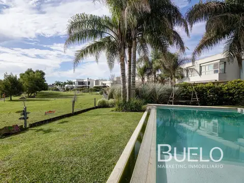 Casa en Venta con 3 cocheras