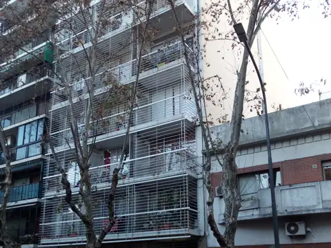 1 ambiente divisible al contrafrente. Patio con quincho cubierto
