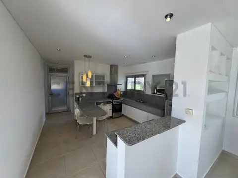 Casa en Alquiler con 2 cocheras