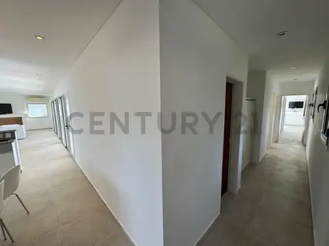 Casa en Alquiler con 2 cocheras