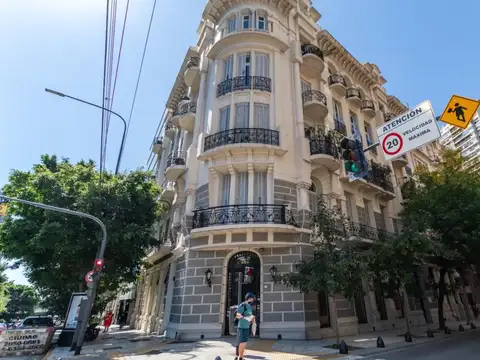 Arroyo y Suipacha - Excelente Edificio  Arq. Gianotti - Elegantísimo Piso con Terraza