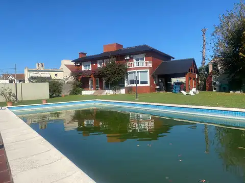 Casa en venta 4 dormitorios Ringuelet, pileta y parque