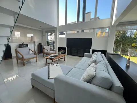 Casa 5 ambientes con 4 baños