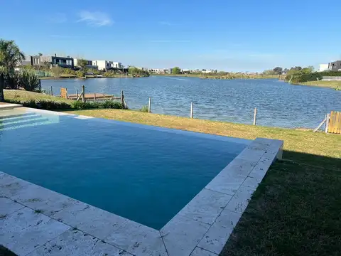 CASA DE CATEGORÍA 5 AMB EN EL CANTÓN - BARRIO ISLAS - CON SALIDA A LA LAGUNA