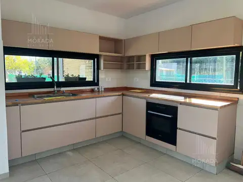Casa en Alquiler con 2 cocheras