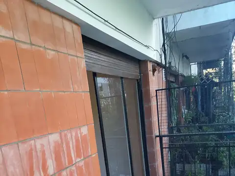 3 ambientes al frente con balcón corrido