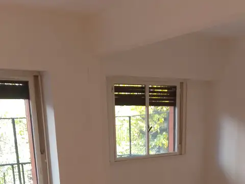 3 ambientes al frente con balcón corrido